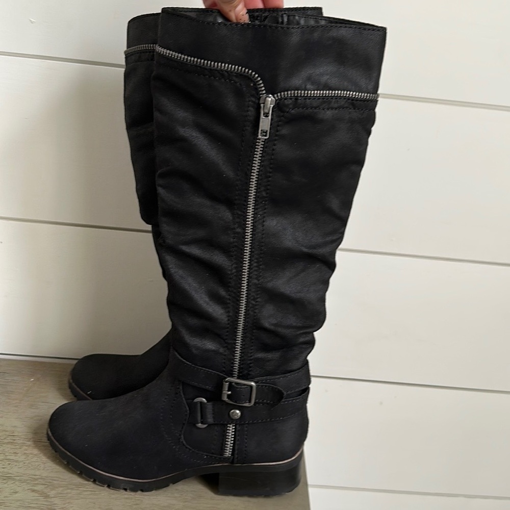 Never worn black boots size 6M